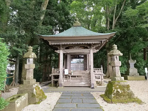 高館義経堂（夏草やの地） 1